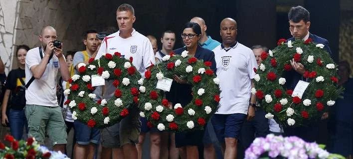 Βρετανοί τίμησαν τη μνήμη των θυμάτων του Β’ Παγκοσμίου Πολέμου στο Στάλινγκραντ (Εικόνες)